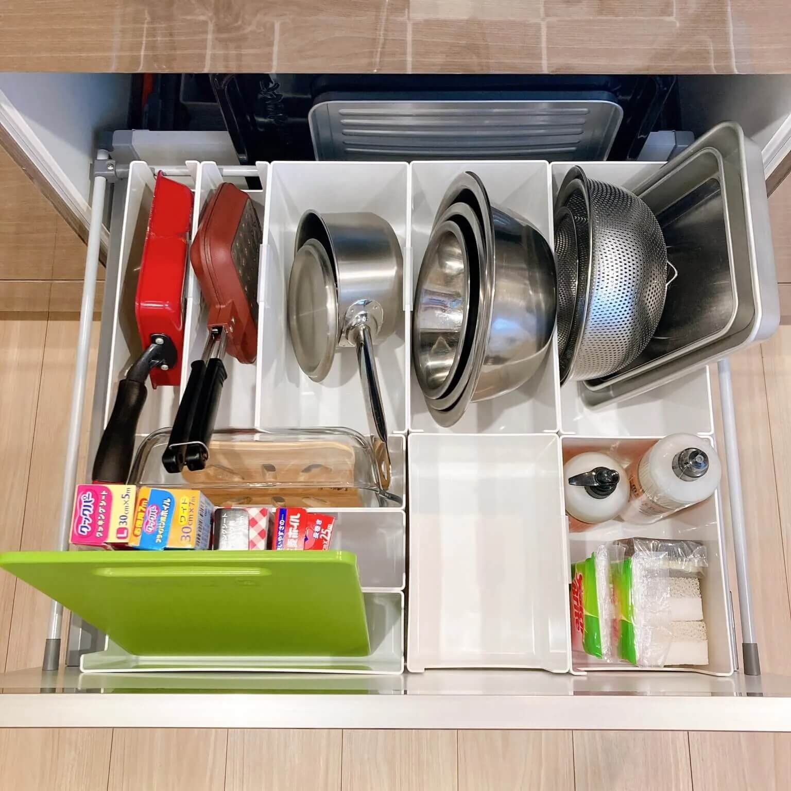 キッチン収納 １００均・ニトリ コンロ下引き出しを赤裸々に公開その③ 鍋・フライパンエリアの収納 : Chairs and.インテリアコーディネーター的ＤＩＹと暮らしのブログ