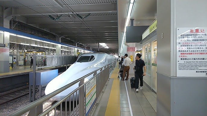 二俣川駅構内のミスト。おかぽの中庭