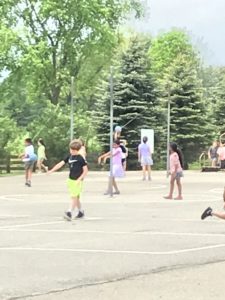 YUEWO ナイロンロープとベース付きのポータブルテザーボール。テザーボールとロープ、フルサイズのソフトラバー。家族で楽しめるアウト EPOGGテザーボールボールとロープ、丈夫なベース付きポータブルテザーボールセット、テザーボールとロープセット、頑丈なポール付き