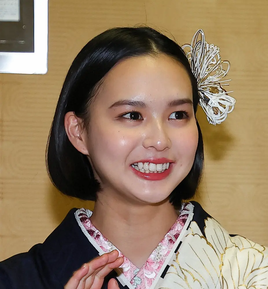 二十歳の新人女優 白河れい 艶やかな振袖姿で芸能界デビュー宣言！