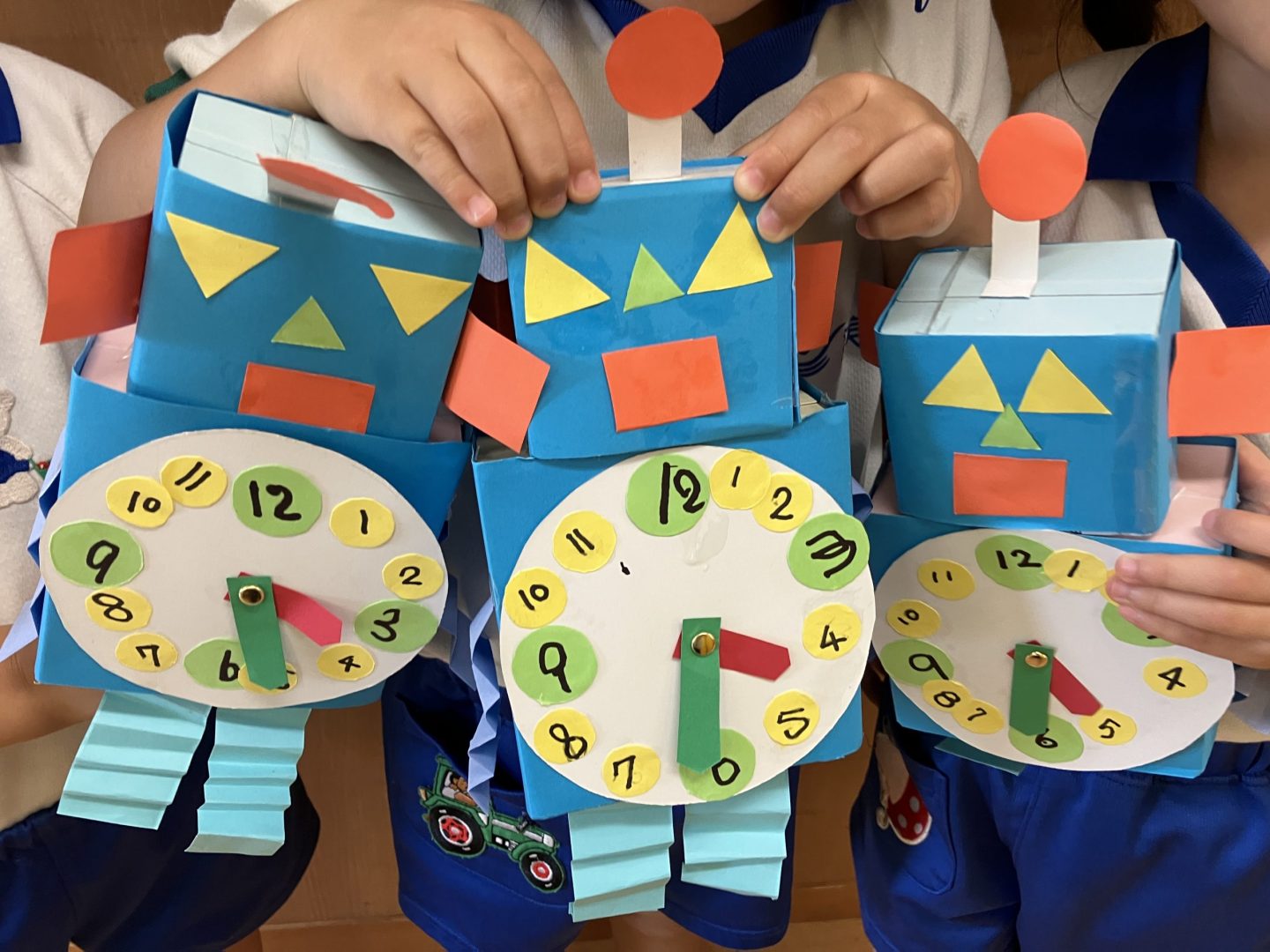 かねこなおこ - ３歳児クラス時計の製作♡ ♬くじら くじら 今 なんじ～？♬ くじらのとけいをを見ながら可愛い歌声が保育室に響き渡っています♬幼稚園幼稚園教諭幼稚園の先生３歳児クラス時計の製作時の記念日くじらのとけい絵本講師Facebook