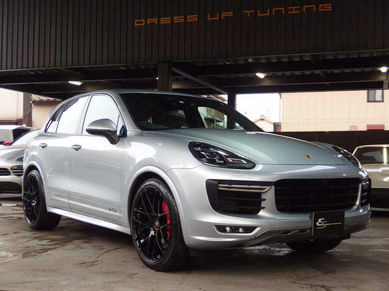 SUPER GT 第1戦 岡山 ポルシェ「カイエン」とトヨタ「ランドクルーザー プラド」が新FRO車両に。GTA 坂東代表への贈呈式を実施 - CarWatch