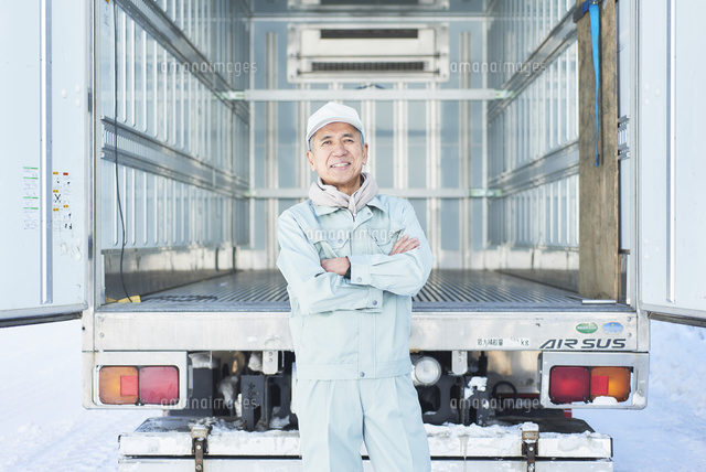 若手のトラック運転手イラスト・フリー素材なら「シンテリ」