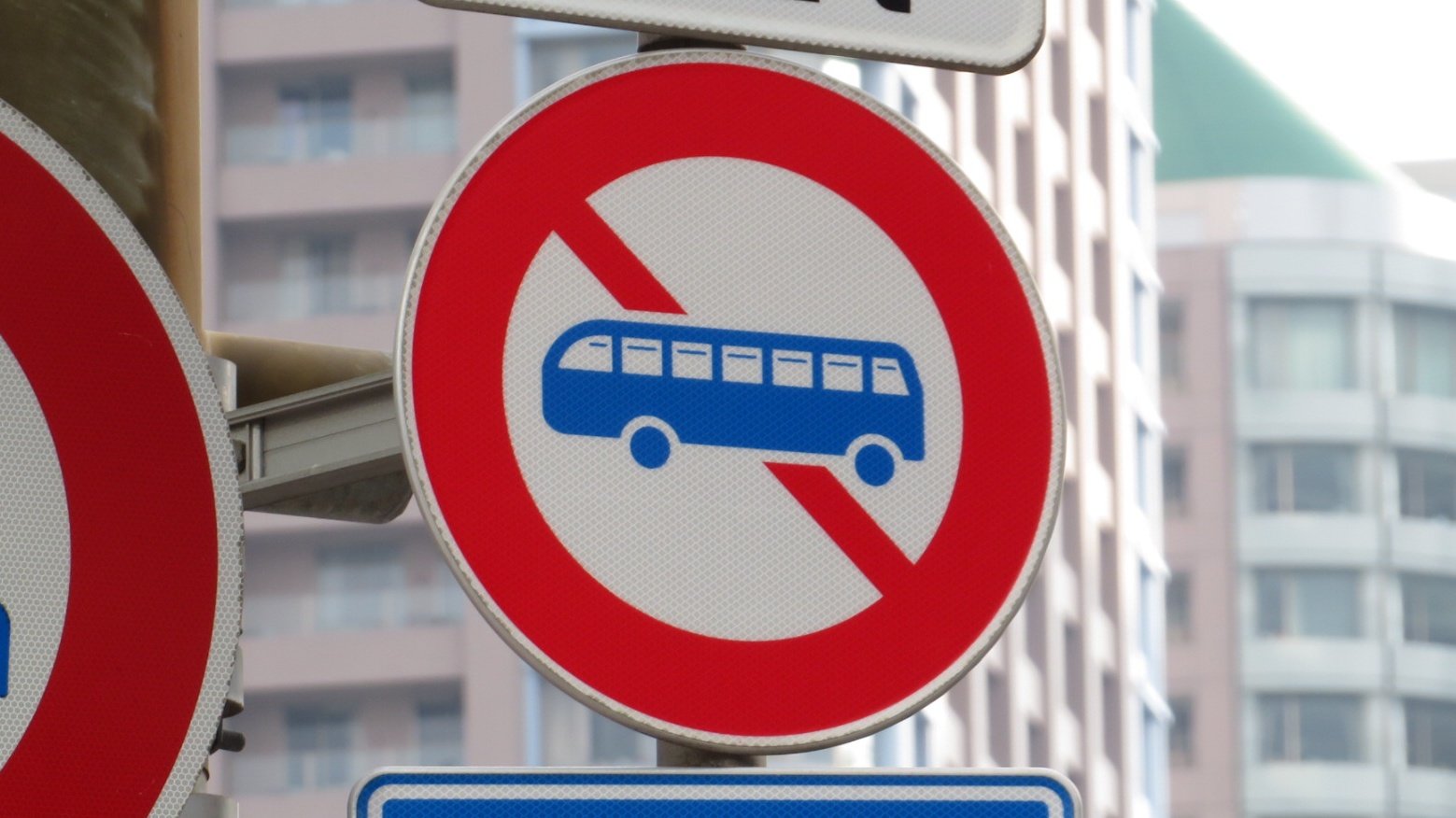 FixMyStreet Japan まちもん - 半田市:大型車通行禁止の標識が見づらくなっています