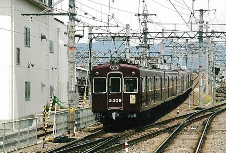 乗り換え》桂駅、阪急京都線から嵐山線へ。 Katsura - YouTube