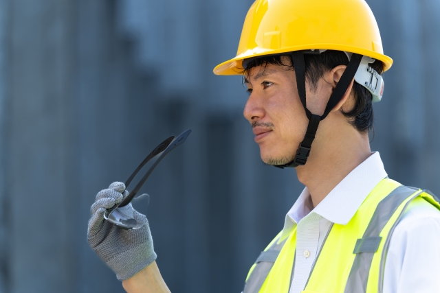 Amazon.co.jp: GUARDLEAD 工事用 安全ヘルメット W1000 - CE ANSI 認証 ABS樹脂製 通気孔付き 大きいサイズ53～64cm 男女兼用 飛来落下対応 工事 作業用・建設現場用オレンジ: 産業・研究開発用品