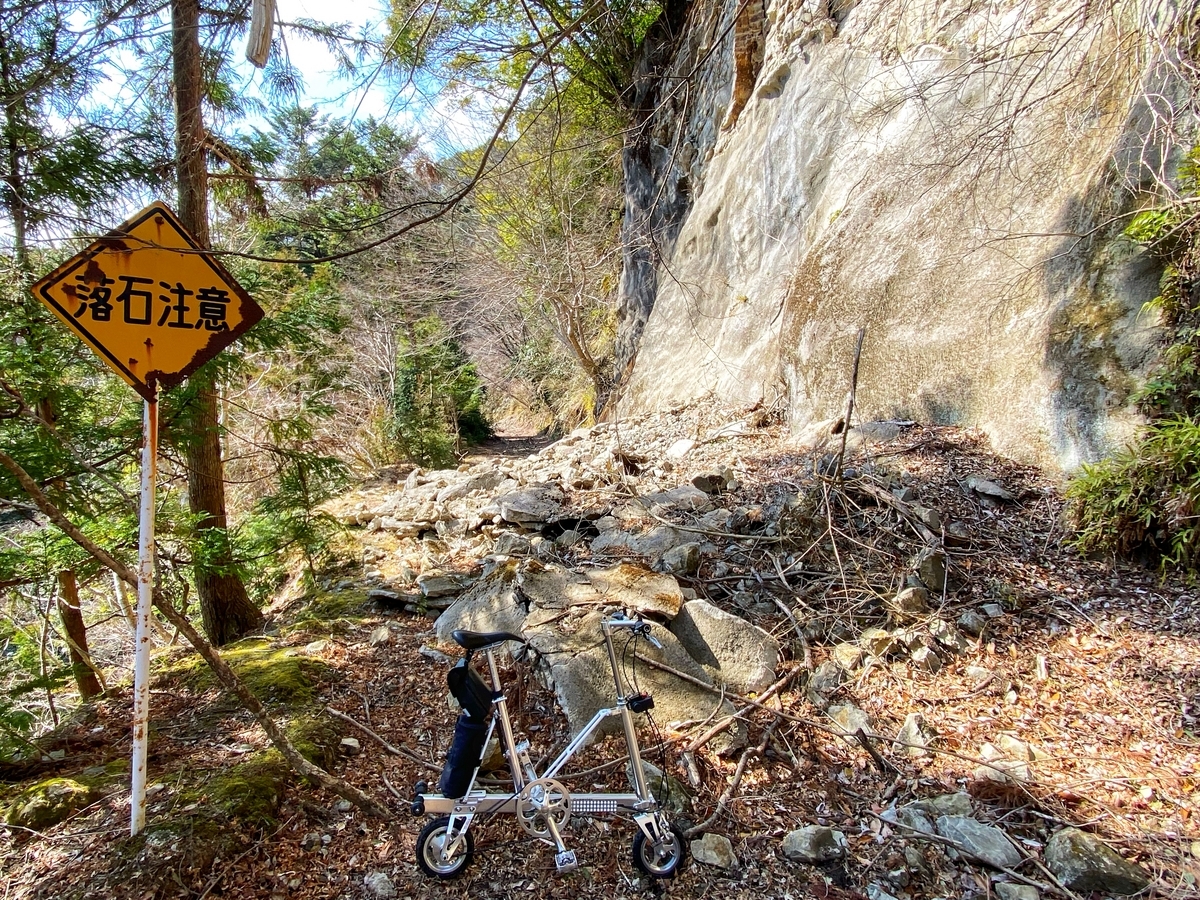 Amazon.co.jp: 安全・サイン８ 「この先落石あり通行注意」 注意看板 550×1400mm 自立鉄枠看板 大型商品・個人宅配送不可:産業・研究開発用品