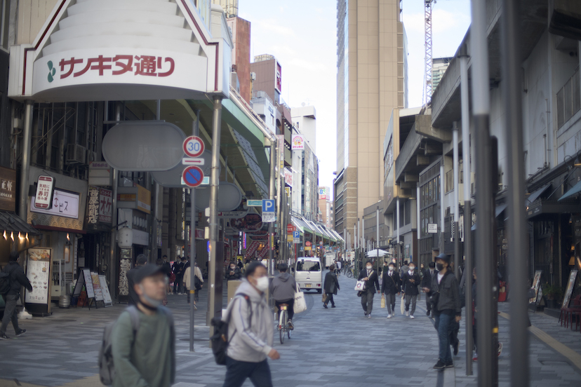 三宮の飲み屋＆スナック街。屋上 ? に見える提灯は何屋さんかしら？神戸三宮街撮り夜の街繁華街歓楽街飲み屋街横丁夜散歩夜の散歩裏道裏通り裏路地路地裏路地裏同盟ストリートスナップストリートフォト昭和レトロノスタルジック