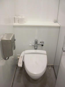 新宿西口思い出横丁の共同トイレ改修工事が竣工、落成式を開催。コロナ対策をしながらより安心・快適に楽しめる横丁に進化新宿西口 商店街振興組合のプレスリリース