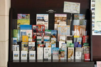 マガジンラック、床置き型パンフレットディスプレイ、受付エリア 待合室 オフィス ホテル用の文献オーガナイザー Goldマガジンラック パンフレットホルダー、受付エリア待合室ロビー展示会メタルメッシュリーフレットカタログホルダー WhiteAmazon.co.jp: マガジン