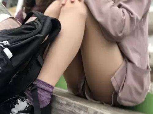 パンチラ盗撮】場所確定済み！ラゾーナ川崎でショーパン女子大生の股間の際からパンティ露出中ｗｗｗ | エロスキングダム