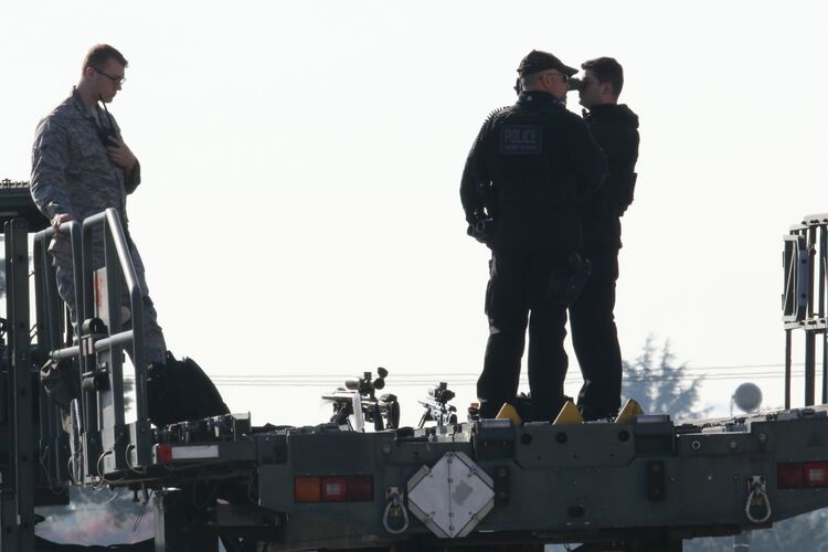 米ホワイトハウス付近に銃を持った男、シークレットサービスが発砲 - CNN.co.jp