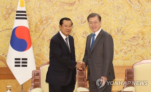 ASEAN 東南アジア諸国連合 関連首脳会議出席のため、カンボジア王国のプノンペンを訪問しています。昨晩のディナーの前、控室にて私たち夫婦とバイデン 大統領とでスリーショットを撮りました。岸田文雄きしだふみお広島hiroshima内閣総理大臣asean