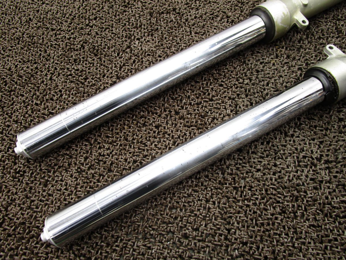 オートバイのフロントフォークとは：機能、素材、種類