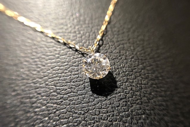 思い出の立て爪タイプの婚約指輪を普段使いのネックレスにリフォームジュエリーリフォームの誠美堂