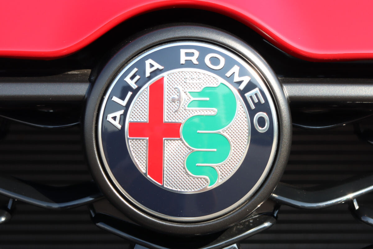 馬に鹿にヘビ！ 自動車メーカーが動物エンブレムを採用した理由とはくるまのニュース