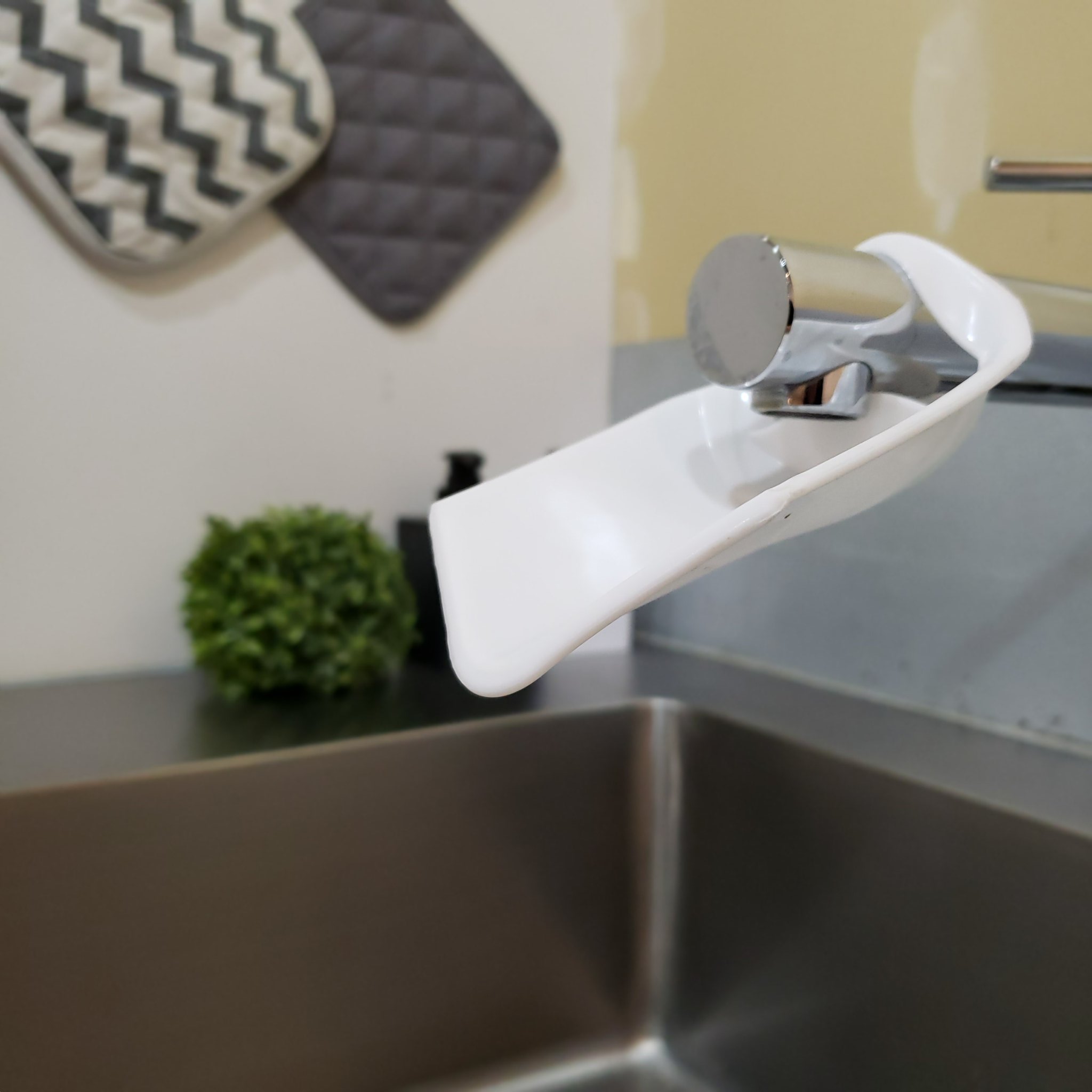 セリアで買ったスイングキッチンシャワーで古いキッチンでの洗い物がちょっと便利に？いろいろやってみる