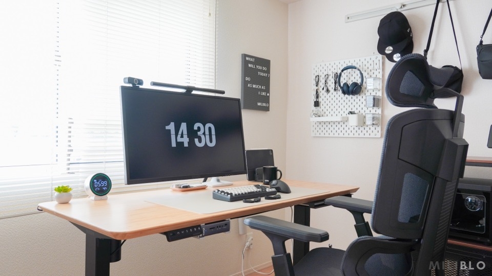 デスク周りをモノトーンにしたガジェットブロガーのデスクツアーmonochrome