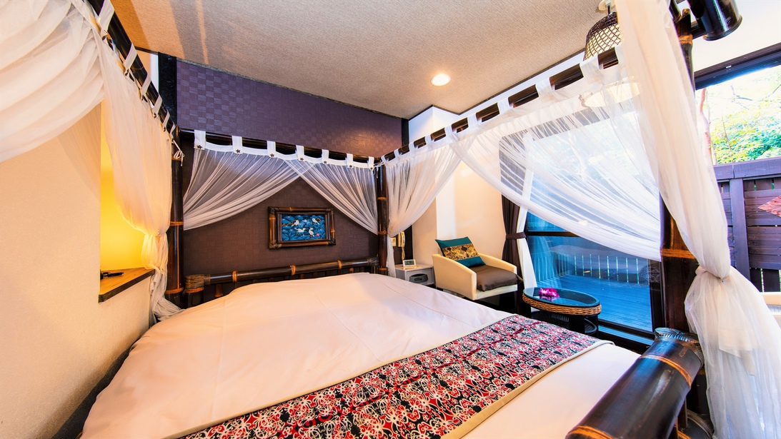 おすすめ客室のご案内✨Selamarsiang！ こんにちは！今回は、 アンダリゾート の客室から6室、 おすすめのお部屋をご紹介します🐸⋆ ⋆ 🌺本格バリ風洋室 当館一番人気のお部屋！ 天井高4mの広々したお部屋です。 定員4