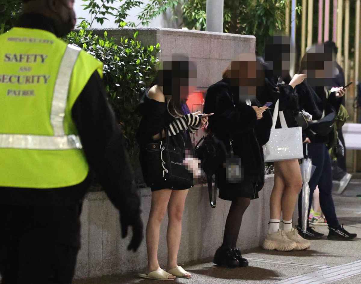 なかには13歳の少女も」1万円以下で春を売るトー横キッズから20代のフリー街娼、30代のベテラン立ちんぼまで―歌舞伎町の案内人とめぐる「交縁」路上売春の最前線  (2023年8月20日) - エキサイトニュース