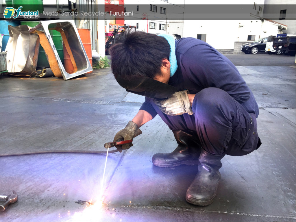 トラック荷台修理について：劣化した荷台に床鉄板の溶接作業を行います。鉄板が歪まないように注意しながら溶接作業を行います。大阪府交野市の中古トラック販売店トラック123トラック基礎知識スタッフBLOG大阪の再生中古トラック専門店販売・買取