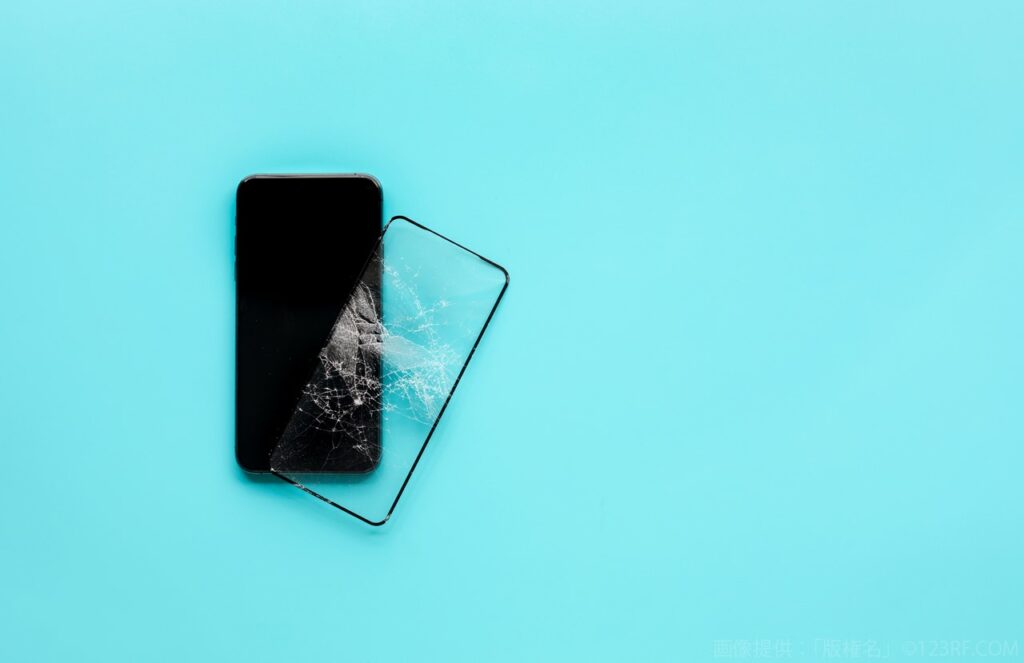 スマホの画面が割れたまま使っても大丈夫？ 対処方法もあわせて解説
