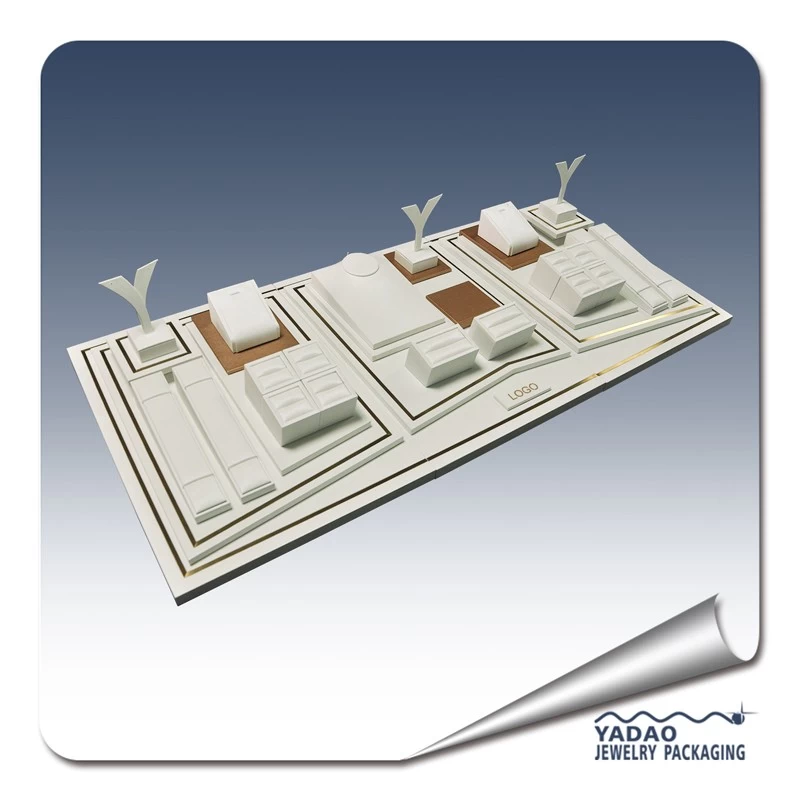 マネキンにゴールドのネックレス、ダイヤモンドのリング、ボックスに腕時計、イヤリングを備えた宝石店のディスプレイ。大理石のスタンドに金色のジュエリーと店のショーケースのベクトル漫画イラストのイラスト素材・ベクターImage 185551408