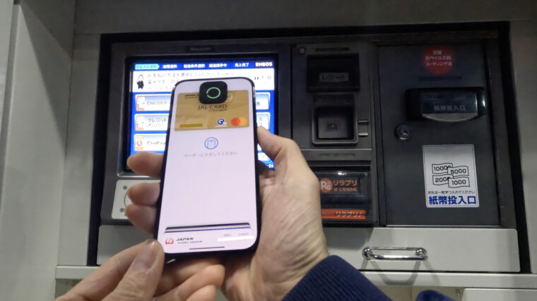 セルフスタンドの給油レーンに入ったけど給油口が逆だった 😮‍💨そんな経験ありませんか？ そんな時は、給油ノズルのホースを伸ばしてご利用ください！伸ばせば車の向きを変える必要もないし、給油口の向きが逆のレーンしか空いてなくてもそのまま入れます