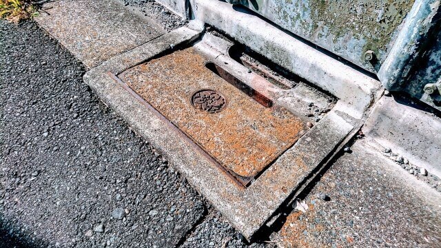 蓋も泥も重い！町内・自治体のどぶ・側溝掃除のやり方と便利な道具５選 – やさしい便利屋さん – 新潟の便利屋 新潟市東区 ブログ