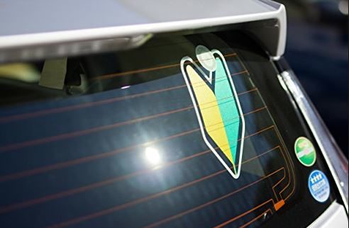 フロントガラスに吸盤式の初心者マークを貼るのは不正改造車！ フロントガラスにつけても良いものとダメなものとは 初心者 必見 編集部が語る自動車購入ノウハウ MOTA