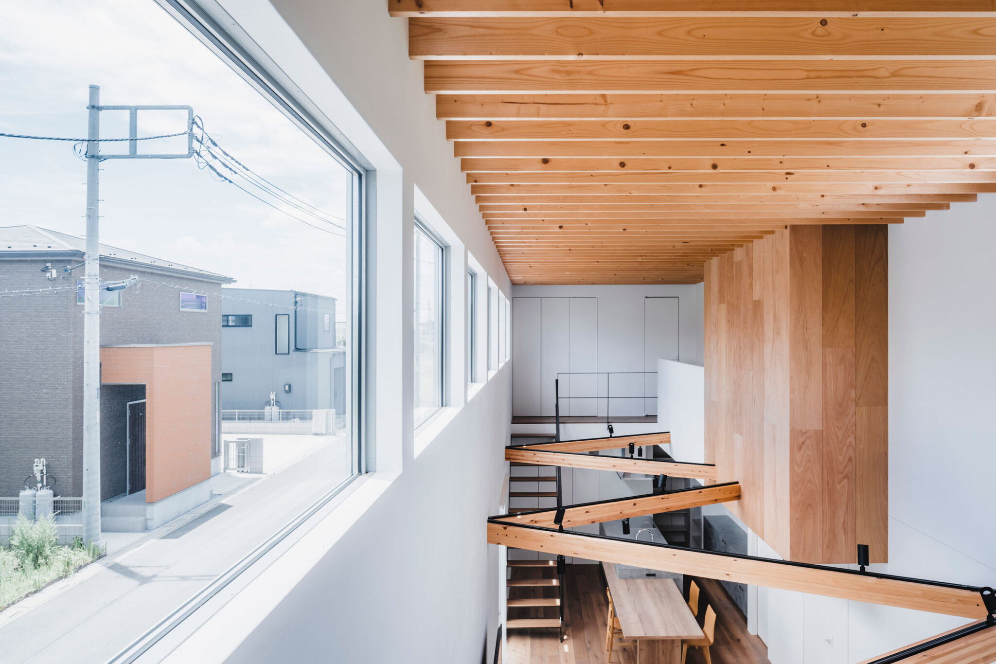 五十嵐理人IGArchitectsと五十嵐 友子による、東京の住宅「家の躯体」。生活と仕事の境界が曖昧な夫婦の為に計画。大らかで“何処でも仕事ができる”住居を求め、７枚の床がズレながら重なり多様な役割を担う立体的な一室空間の 建築を考案。都心に住む現実と小敷地での