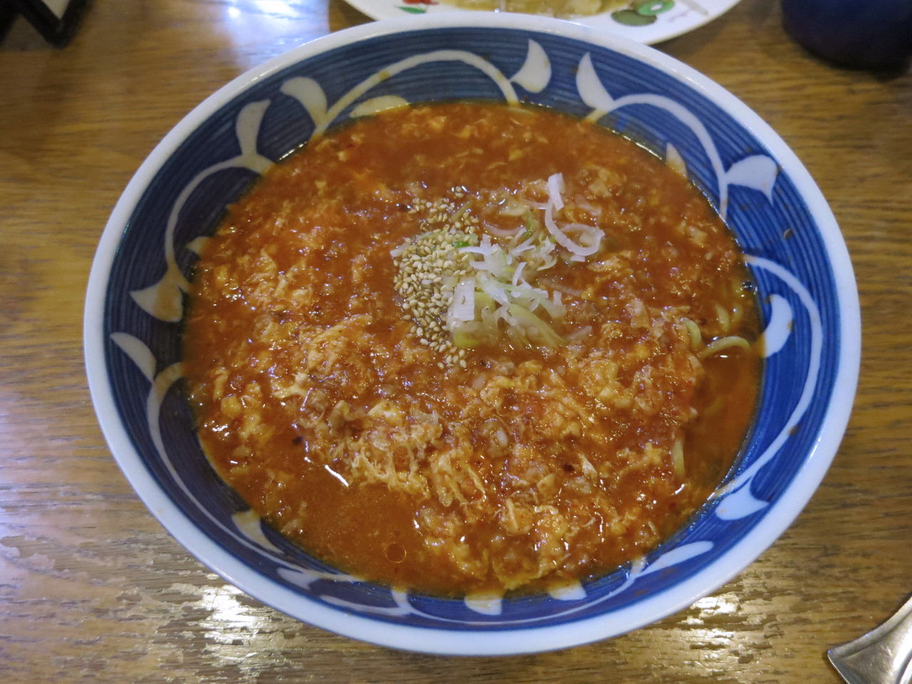 麺や 新のすけ」（武蔵新城）のトマト担々麺がやみつきになる！パルメザンチーズをトッピングするとワンダフォー！ |