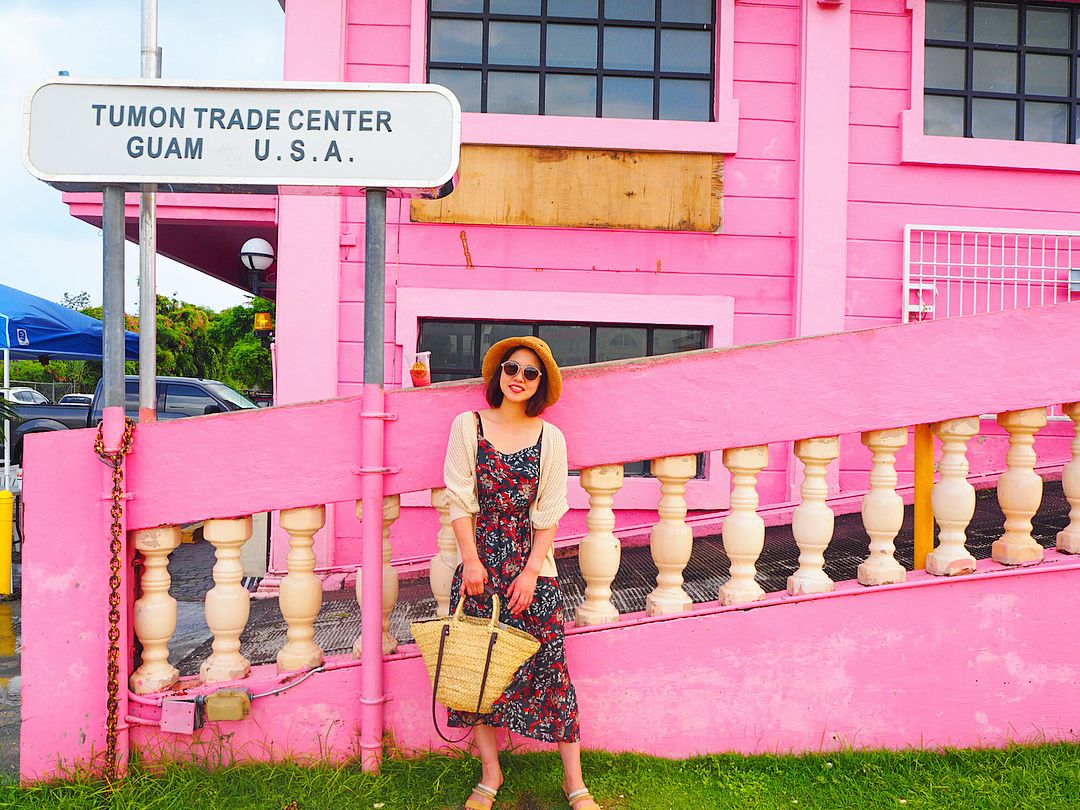 Lam Lam Guam - グアムのフォトジェニック📸なスポットで有名な「タモントレードセンター」。タモンシャトルのバス停17番 南行き 、バス停6番 北行き が便利です。グアム旅行タモントレードセンターグアムインスタ映えラムラムツアーズ赤いシャトルバス