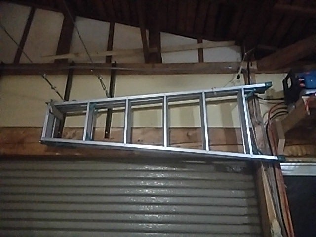 脚立の収納アイデア省スペースで安全に収納する方法