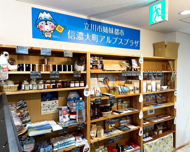 信濃大町駅から当店までの経路紹介！, 大町駅を降りたら右手（北）へ歩き🚶‍♀️, 女の子と男の子のオブジェを左手に見つつ,  横断歩道を2ヶ所渡ってすぐです。,