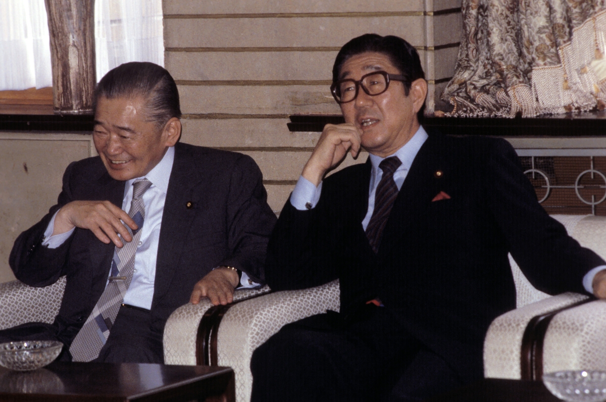 1989年、緊張の面持ちでスポーツ大賞授与式に臨んだ千代の富士も竹下首相 当時 に手のひらの大きさ比べを求められ思わず笑み - スポニチSponichi Annex 芸能
