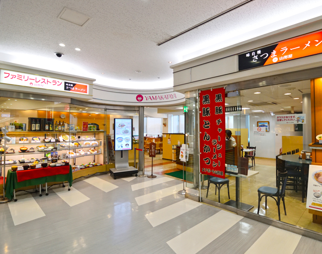 鹿児島編1】鹿児島空港のエアポート山形屋 ファミリーレストランにて鹿児島名物 軟骨煮入りとんこつラーメンと白くまかき氷をいただく！