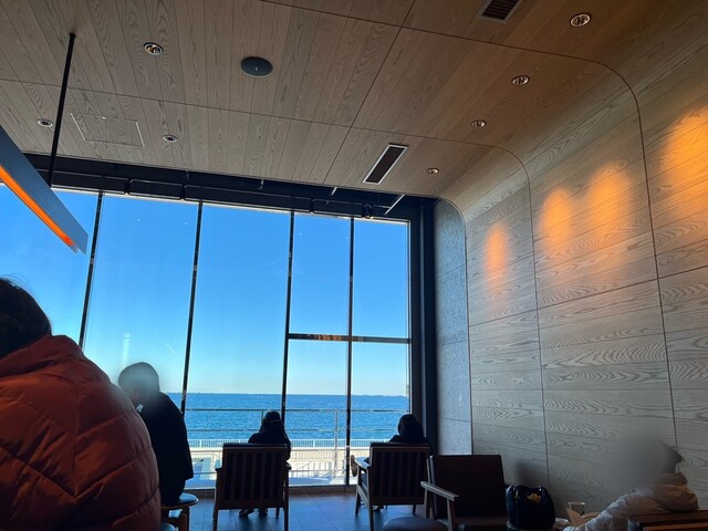海が目の前に見える、贅沢なスタバ！🌊✨ こんにちは！ 今日紹介したのは、「 スターバックスコーヒー 横須賀大津店 」です！こちらは、海が目の前に広がるスターバックスコーヒー！ 海を眺めながら、コーヒーを飲んだりモーニングを楽しむ時間はたまりませんね✨ 営業