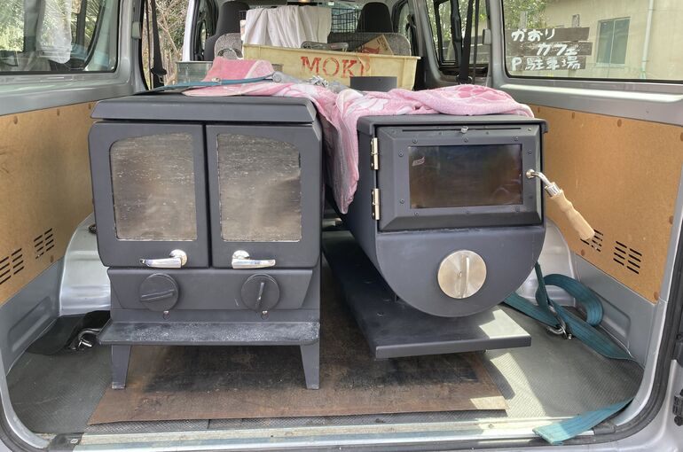 薪ストーブ、モキ製作所「MD-80 Ⅱ」設置。鋼板製の遮熱板と炉台で。ペレットストーブ・薪ストーブ・煙突設計のペレットマン