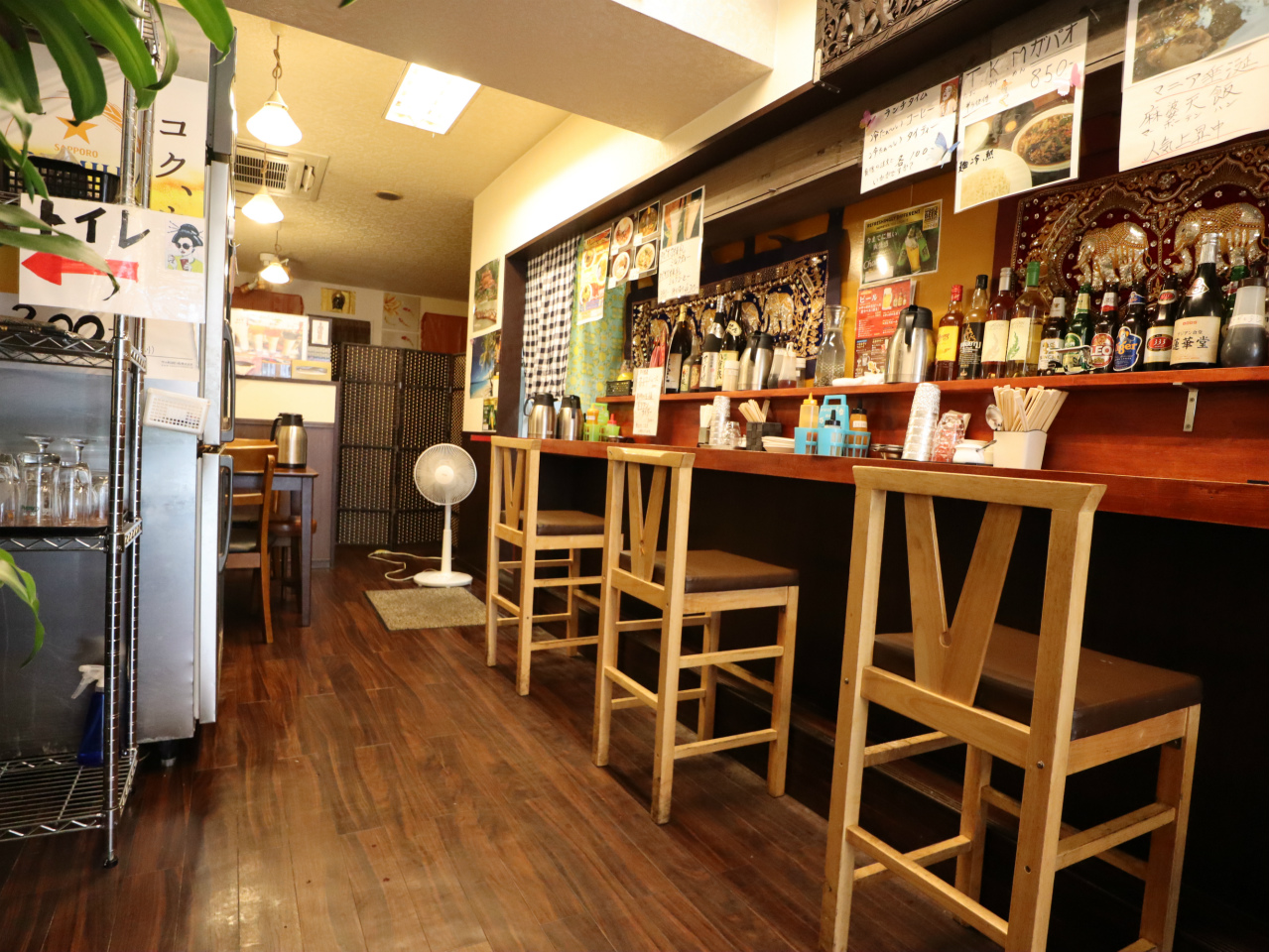 アジアンスタンド キリークThai タイ 』さん。タイ料理を楽しめます🇹🇭インパクトある外観で、何のお店やろ？と思っていたところ・おすすめと聞いて行ってきました^ ^ガパオライスとカオマンガイを注文。ランチのセットは生春巻き、水餃子、鶏のマサマンソースも