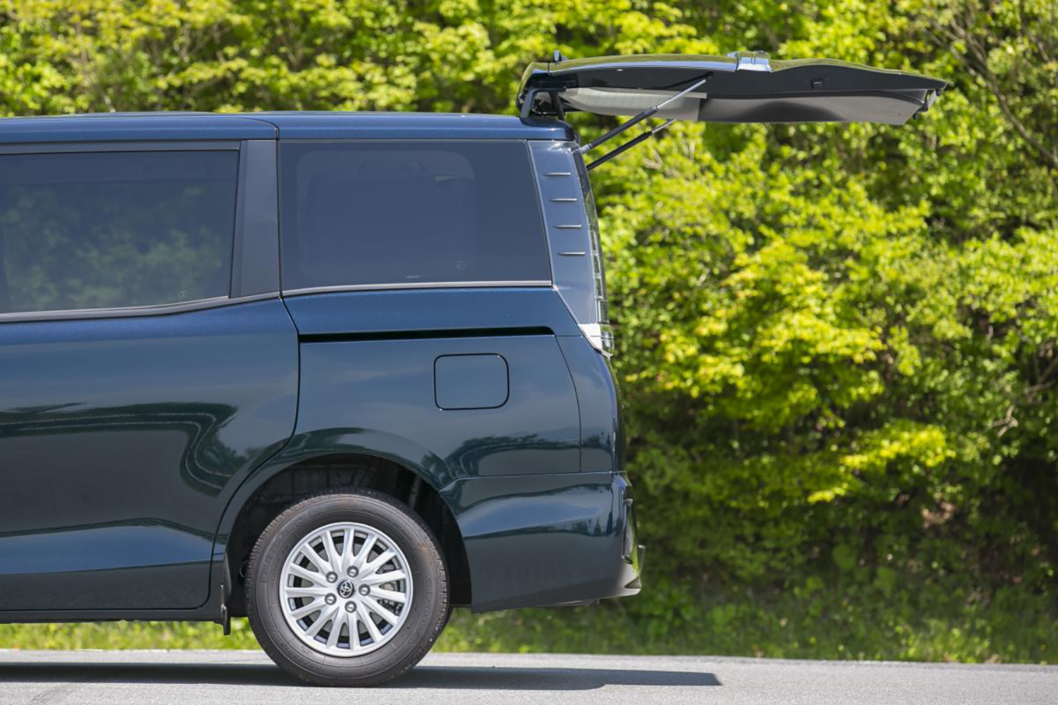 車のテールゲート リアゲート が開かない！交換・修理や自動開閉の後付けはできる？MOBYモビー