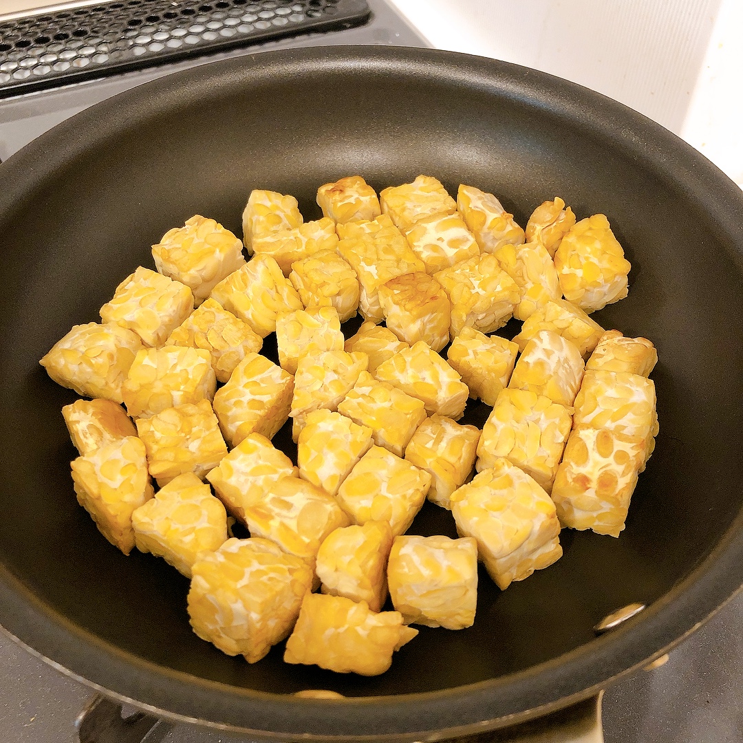 業務スーパーの謎食材「テンペ」って知ってる？おいしい食べ方と調理の注意点 - macaroni