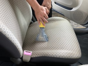 楽天市場 プロ用 本革シートクリーナー「LC-7」500ml レザー クリーナー レザーシート 本皮シート ルーム 大掃除 シートカバー 汚れ シミ革 皮 本革 テカリ メンテナンス 保湿剤 車 業務用 汚れ落とし ルームクリーニング 車内 保湿 保護 自動車 レザーケア