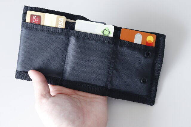 Harris Tweed - 未使用品 赤色 二つ折り 財布 ダイソー ハリスツイード 定価700円 半額の通販 by pocalo'sshopハリスツイードならラクマ