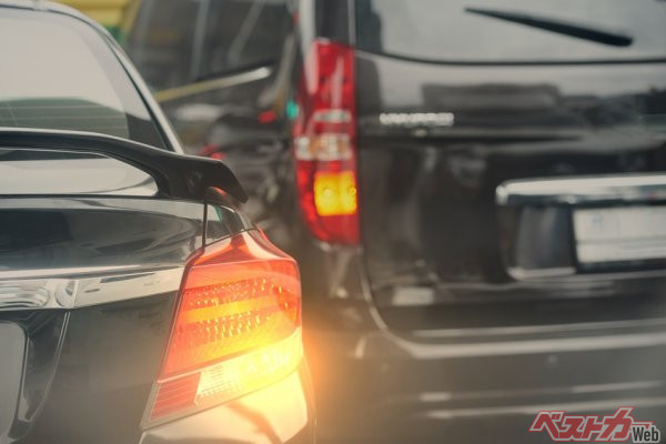 サンキューハザードは日本人だけ？間違いだらけのハザードランプの使い方 - 自動車情報誌「ベストカー」