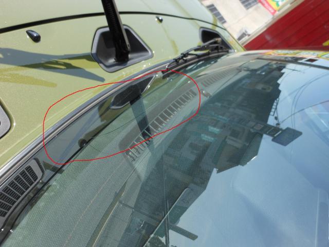 車の事故は、ひびの入ったフロント ガラス破損クレームで保険会社。車検時の修理の作業は事故の破損しています。の写真素材・画像素材 Image72356949