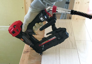 Amazon.co.jp: VOLTAGA 電動タッカー 充電式 タッカー 強力 釘打ち機 ピンタッカ フィニッシュネイラー ステープル 肩幅4mm20V 空気ポンプ必要ない 単発連続切替可能 LEDライト搭載 DIY 大工工具 日曜大工 建築部材製造 家具木工用 軒天仮留め針1000本・充電器・取扱