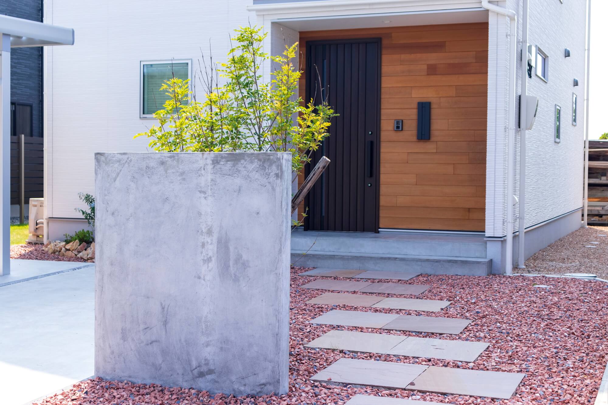 おしゃれな玄関アプローチをつくろう！デザインや素材選びのポイントとは？リクシルのエクステリア「エクシオール」で100のいいコト+PLUS