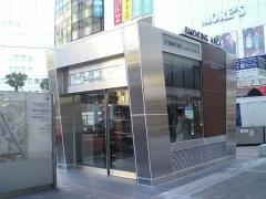 横浜駅きた西口の喫煙所。人通りが多いこの場所に、なぜ設置されたのか？ -はまれぽ.com横浜 川崎 湘南 神奈川県の地域情報サイト