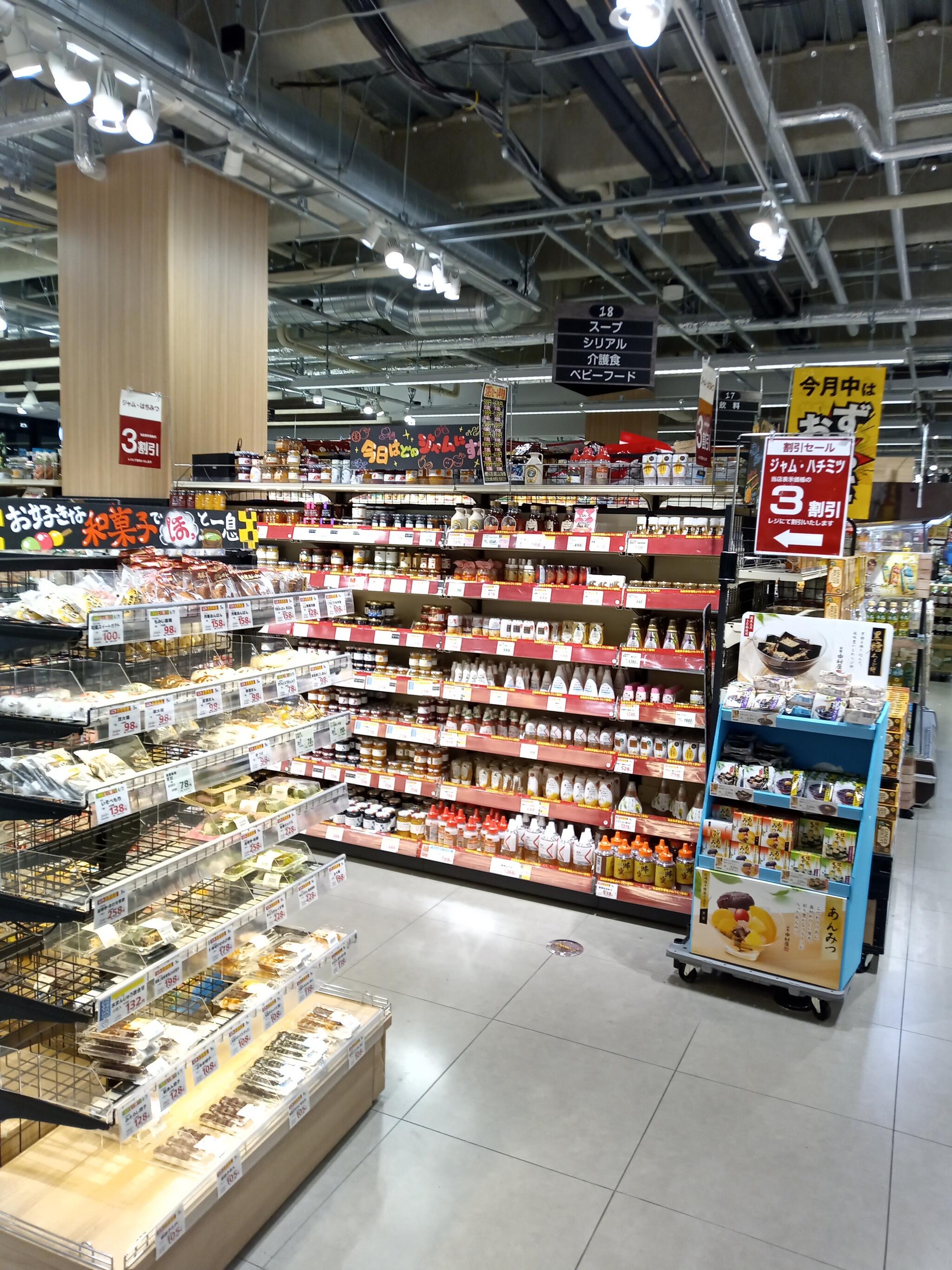 サミットストア浦安駅北口店オープン、特殊な形の売場を即食と素材にゾーンに分け、500坪型で年商28億円見込む | リテール・リーダーズ